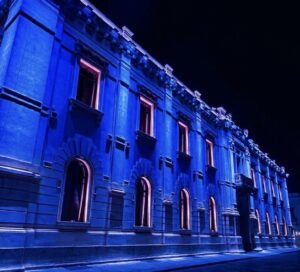 palazzo san giorgio illuminato di blu per la giornata della fibrosi cistica
