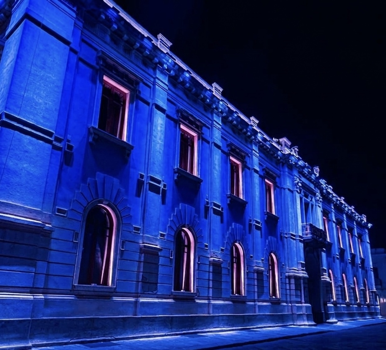 palazzo san giorgio illuminato di blu per la giornata della fibrosi cistica