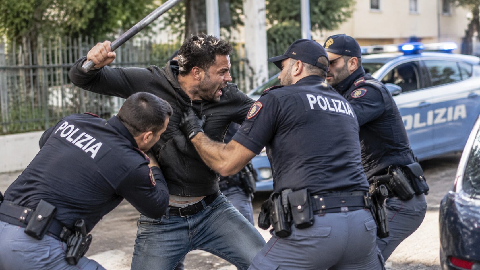 poliziotti aggrediti con spranga