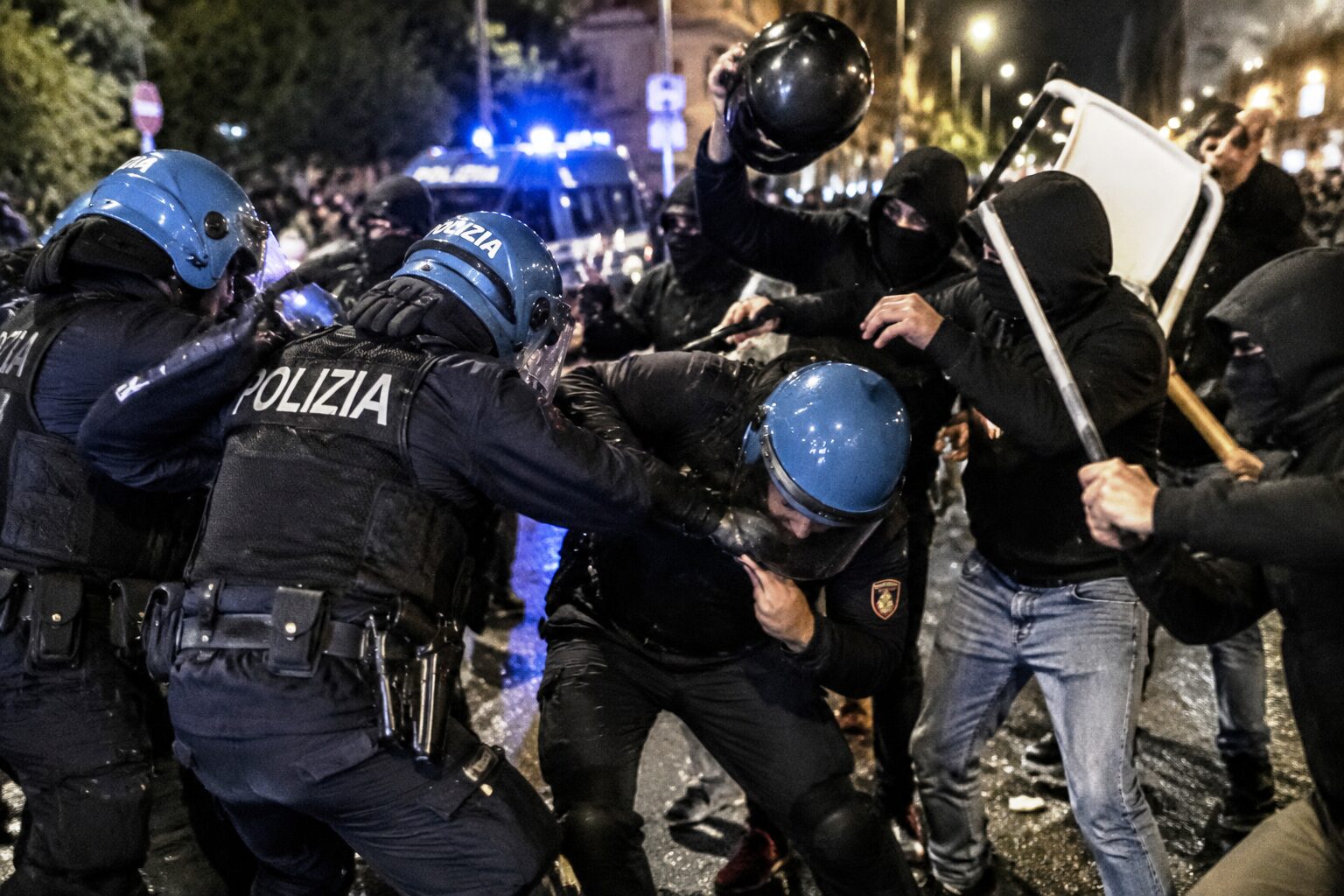 poliziotti aggrediti