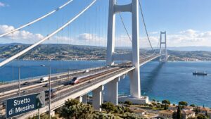 ponte sullo stretto e treno che ci passa in mezzo