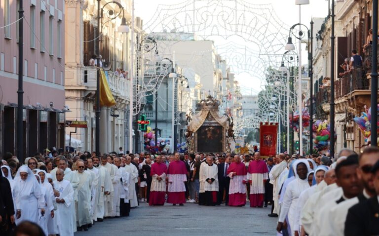 Reggio Calabria abbraccia la Madonna della Consolazione: assente il vescovo Morrone, accanto alla madre in fin di vita | FOTO e VIDEO