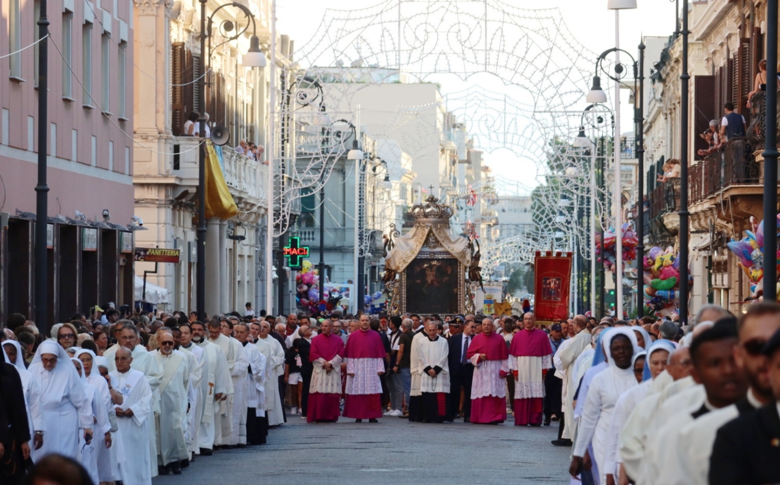 Reggio Calabria abbraccia la Madonna della Consolazione: assente il vescovo Morr