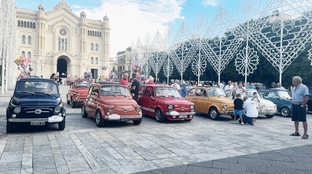 Reggio Calabria, le Fiat 500 sfilano per la Madonna della Consolazione nel ricordo di Anthea: “una manifestazione silenziosa in suo onore” | VIDEO