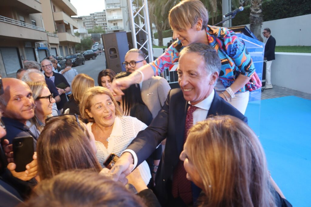 roscioli saluta i cittadini dopo vittoria suppletive