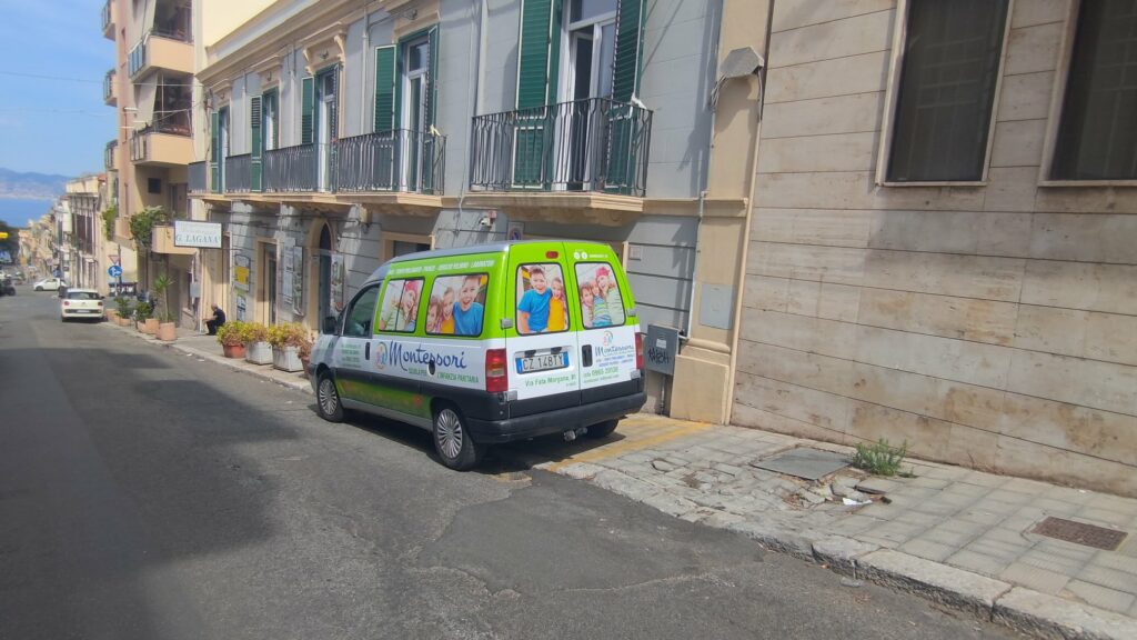 scuola montessori marciapiede rotto