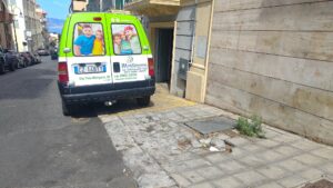 scuola montessori marciapiede rotto