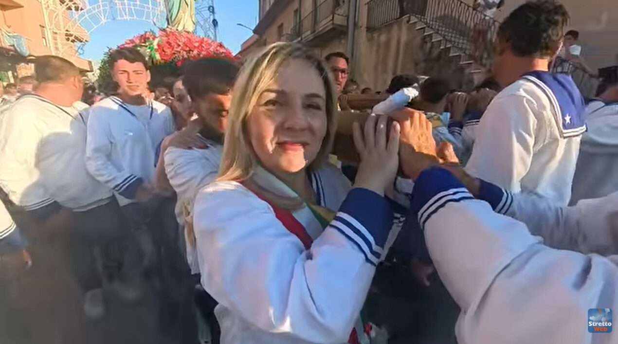 sindaco scarcella tra i portatori della vara maria di porto salvo gioia tauro