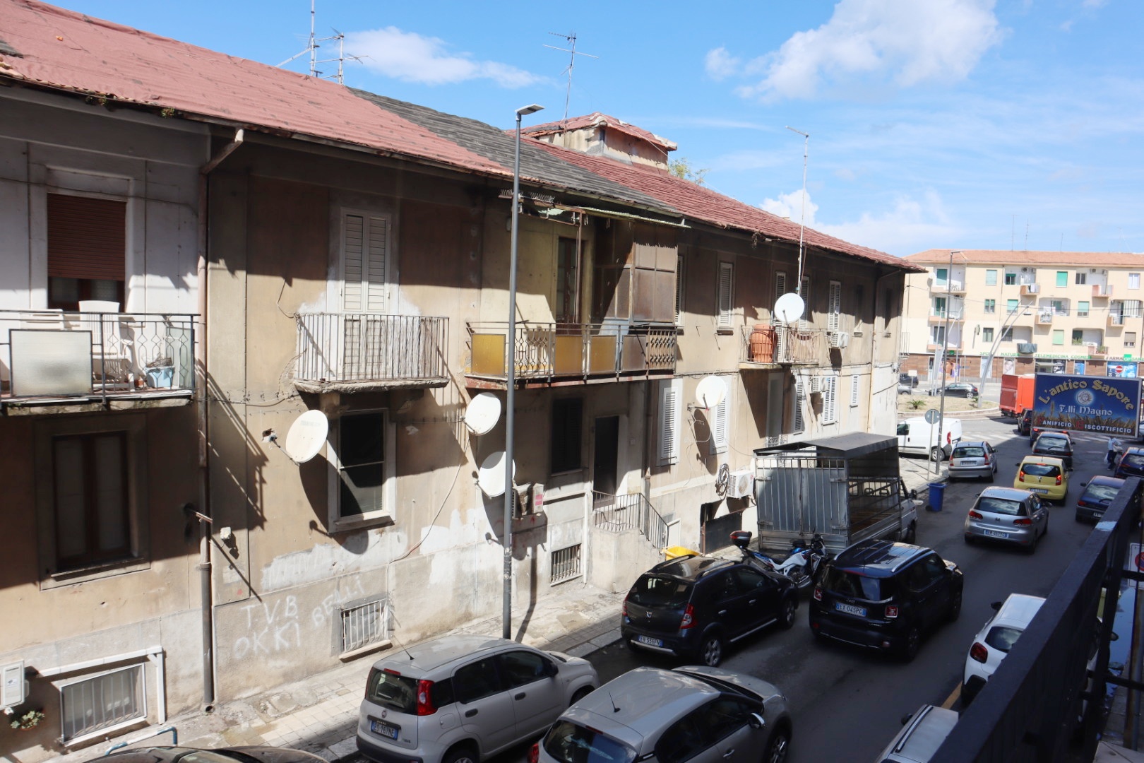 Reggio Calabria, allarme in via Ibico: “il tetto dello stabile rischia il crollo