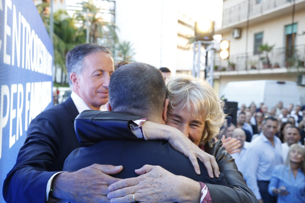 stefania craxi abbraccia francesco cannizzaro dopo vittoria roscioli