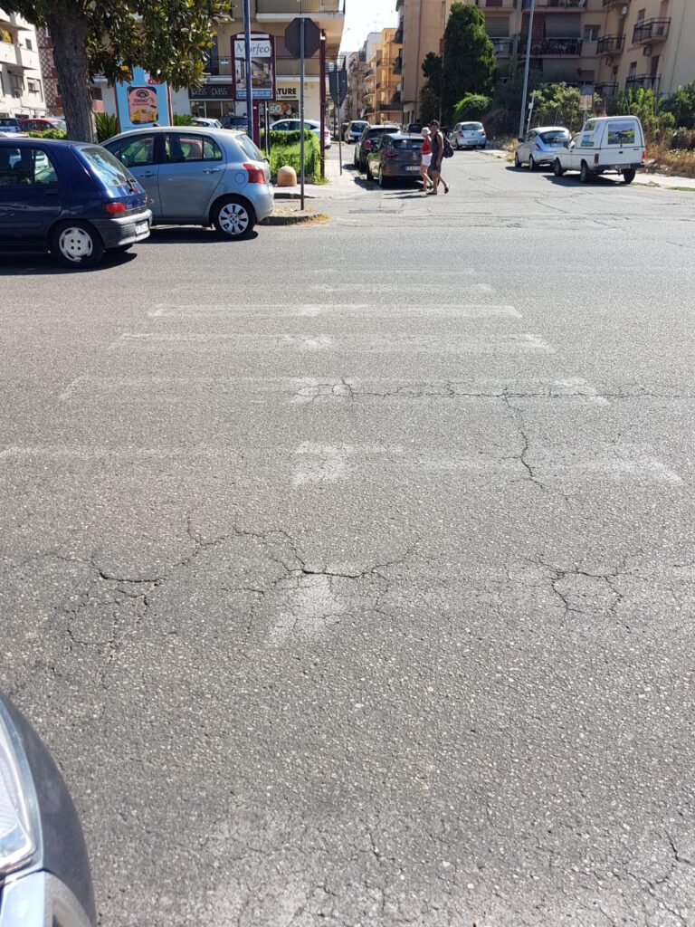 strisce sbiadite al viale calabria