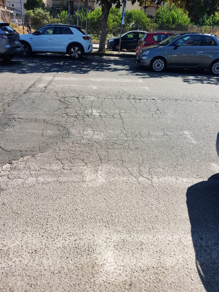 strisce sbiadite al viale calabria