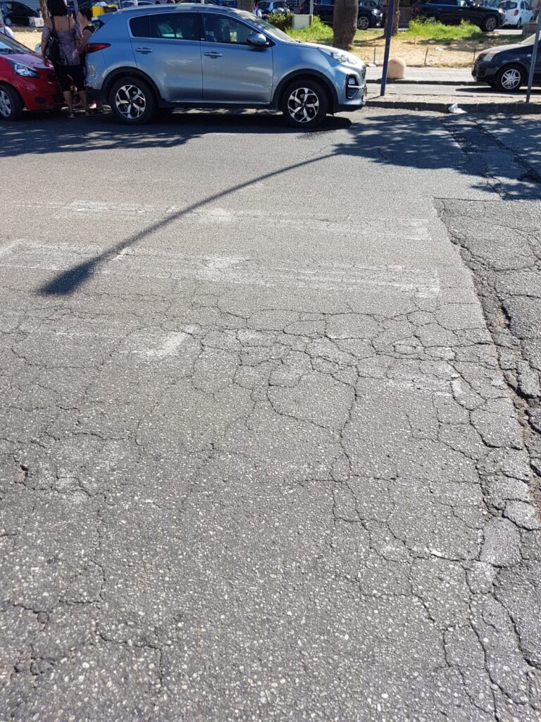 strisce sbiadite al viale calabria