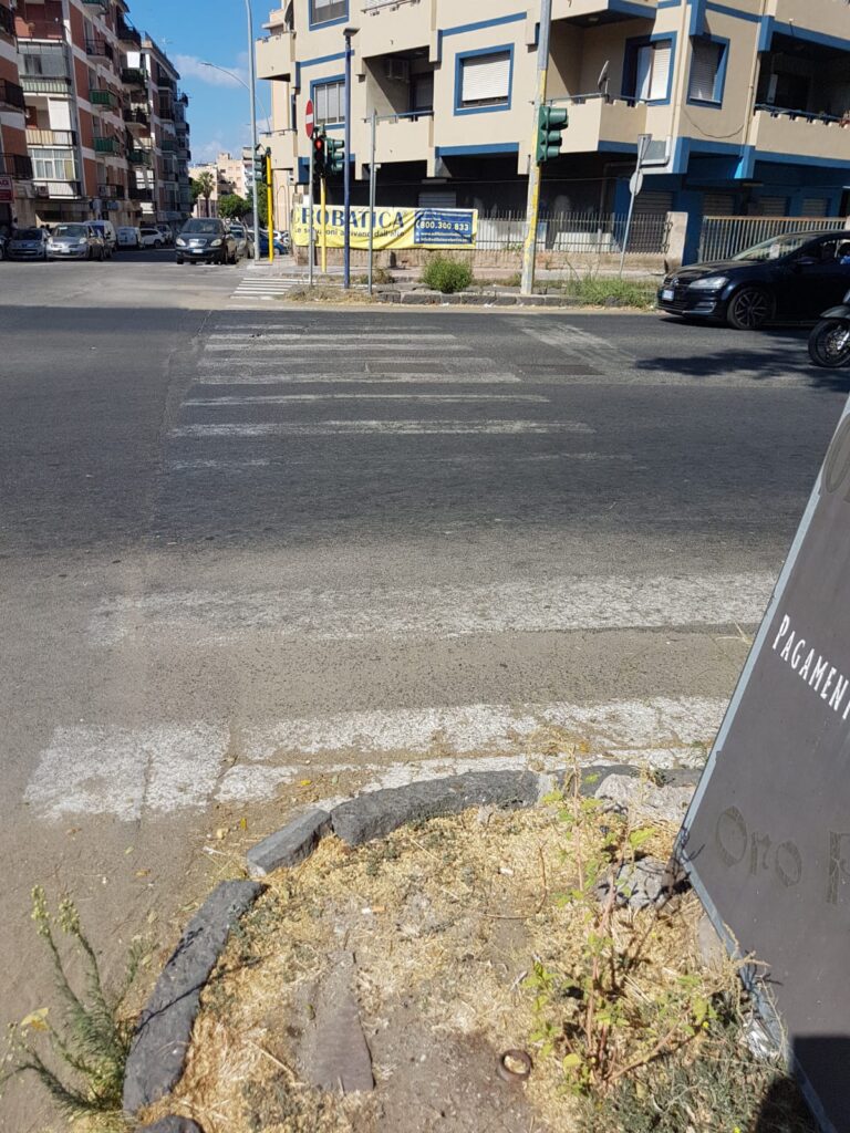 strisce sbiadite al viale calabria