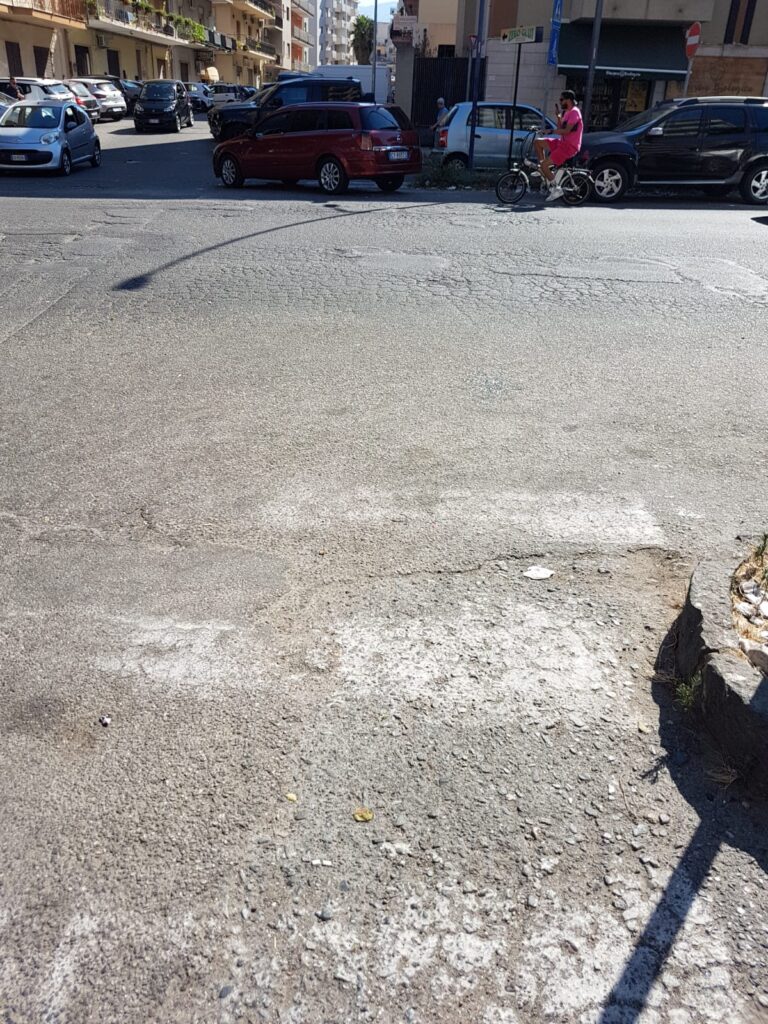 strisce sbiadite al viale calabria
