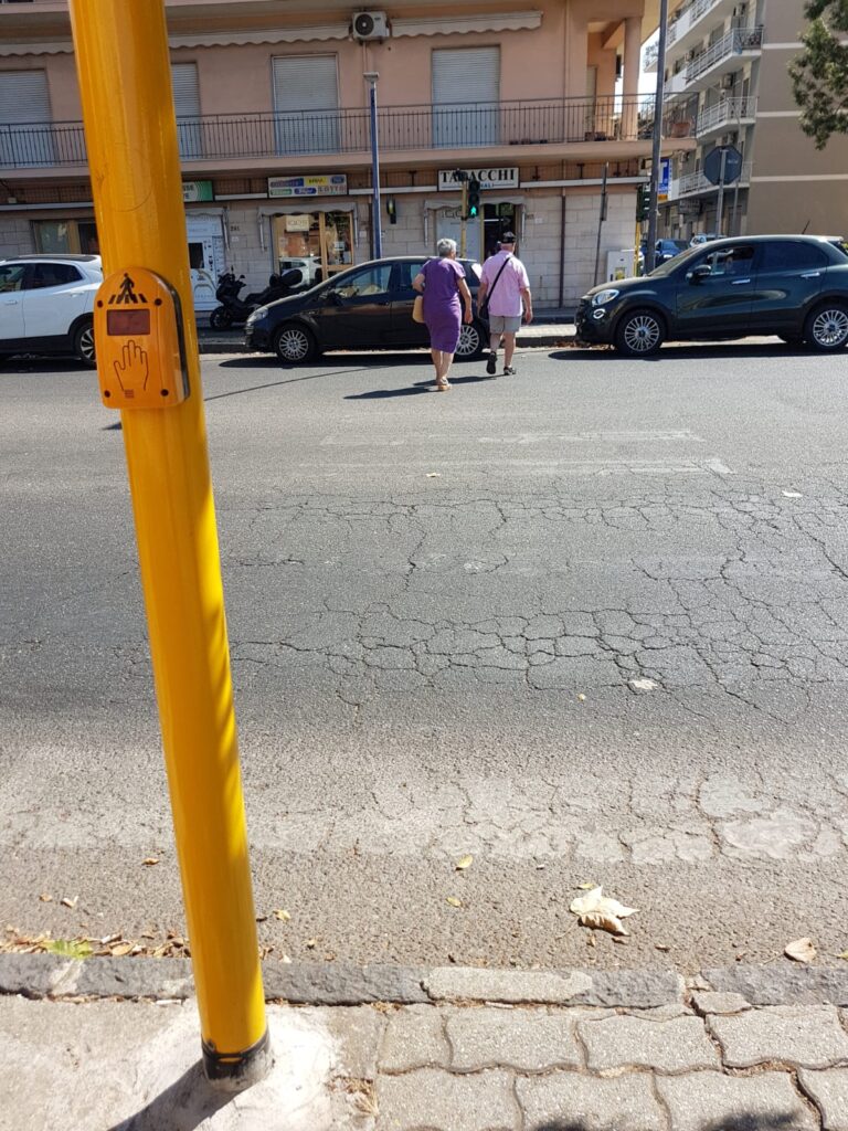 strisce sbiadite al viale calabria