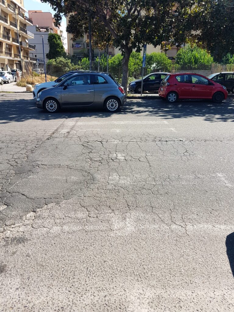 strisce sbiadite al viale calabria