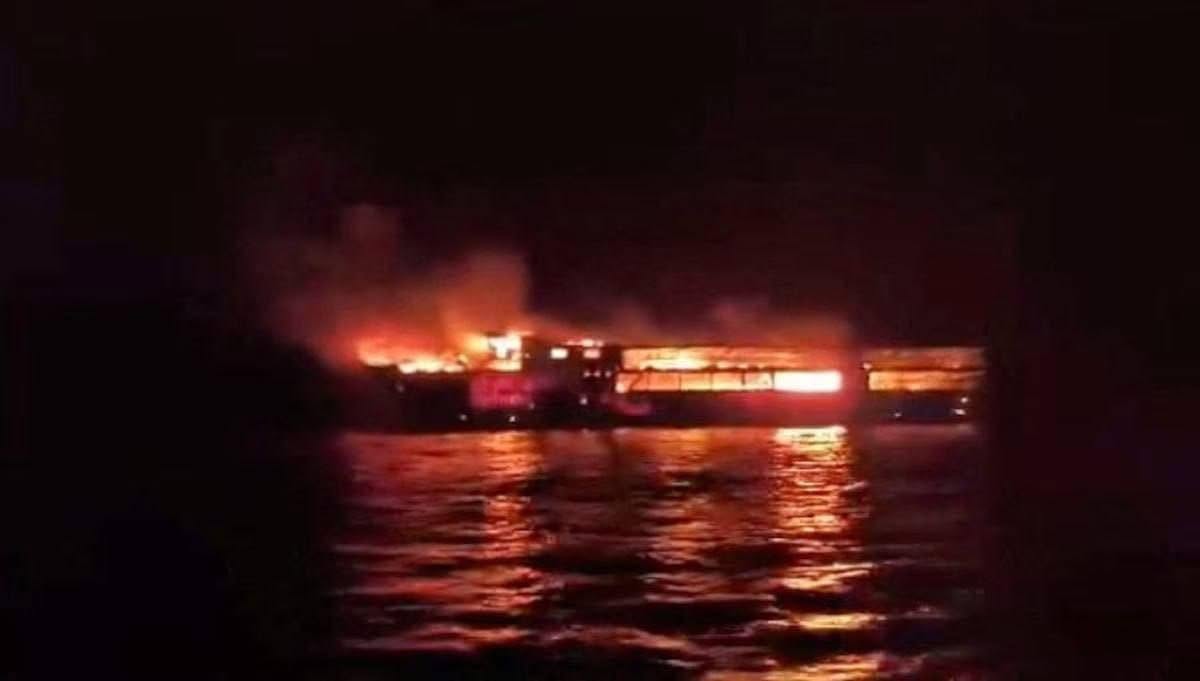 traghetto in fiamme filippine