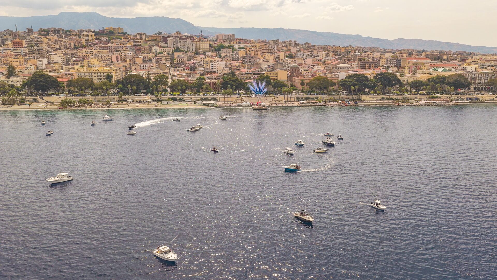 trofeo dello stretto 2026 pesca sportiva con Reggio Calabria ripresa dal mare (1)
