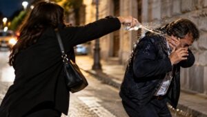 uomo aggredito in strada da una donna che gli versa acido