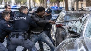 uomo distrugge auto con spranga fermato dalla polizia