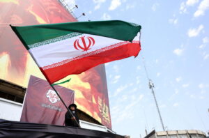 Bandiera Iran tenuta da donna