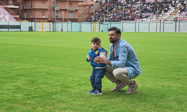 Reggio Calabria, il Granillo si riempie di studenti per Mario: grande festa di solidarietà e sport per la ricerca sulle malattie rare | FOTO e INTERVISTE