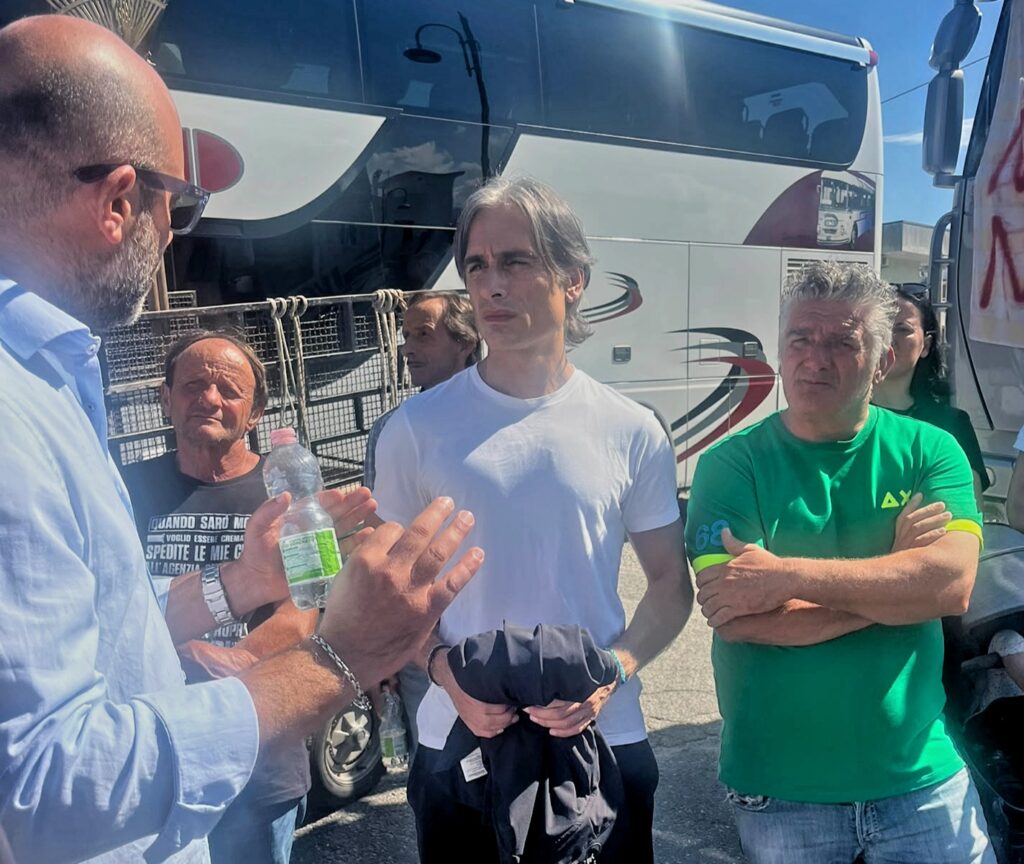 Giuseppe Falcomatà alla protesta degli agricoltori a davoli catanzaro