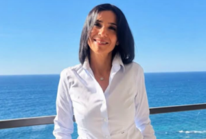 Giusi Princi con mare di Aktau sullo sfondo
