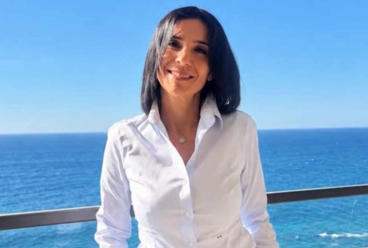Giusi Princi con mare di Aktau sullo sfondo
