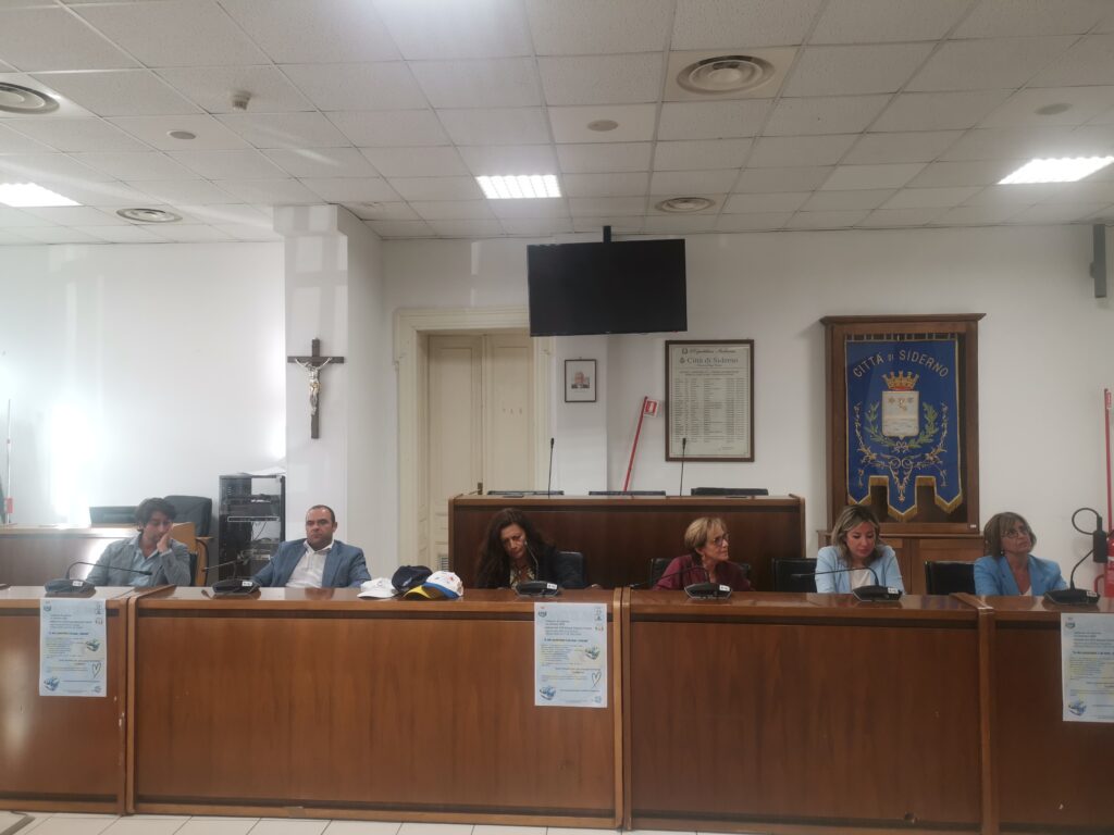 Gli Amministratori durante la presentazione dell'iniziativa ambientale a Siderno