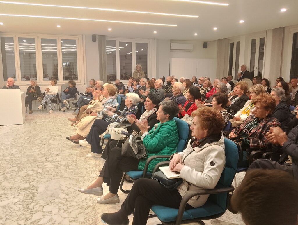 Il pubblico in sala alla presentazione del libro su Vito Maida a Soverato
