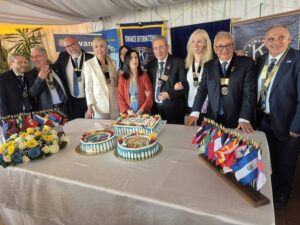 Kiwanis direttivo con torta