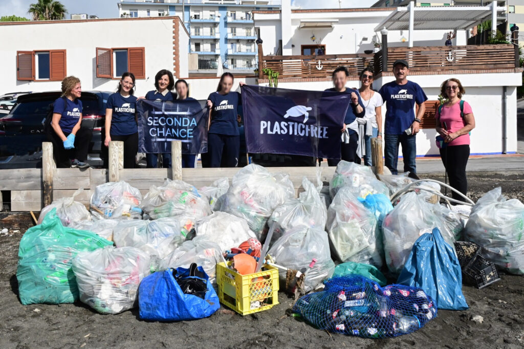 Plastic Free e detenuti pulizia spiagge