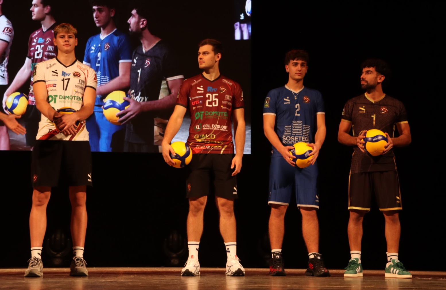 Domotek Volley, su il sipario del Cilea: presentate le nuove maglie per l’A2. La