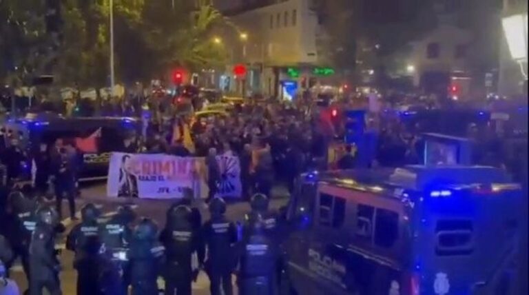 Incidente treni in Spagna, esplode la rabbia a Madrid: proteste e tensione con la polizia. Emerge un possibile errore fatale | VIDEO