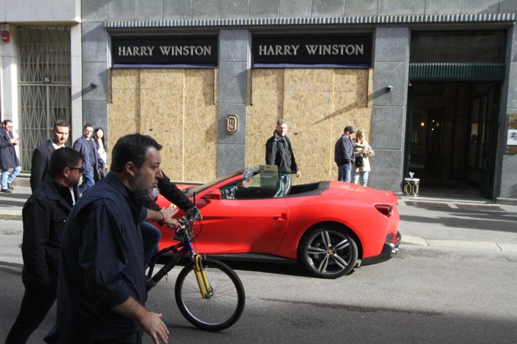 Salvini in centro a Milano incontra i commercianti e i parà