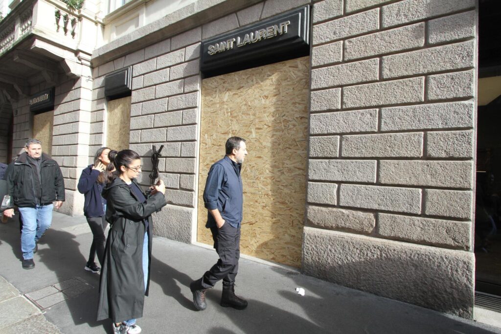 Salvini in centro a Milano incontra i commercianti e i parà