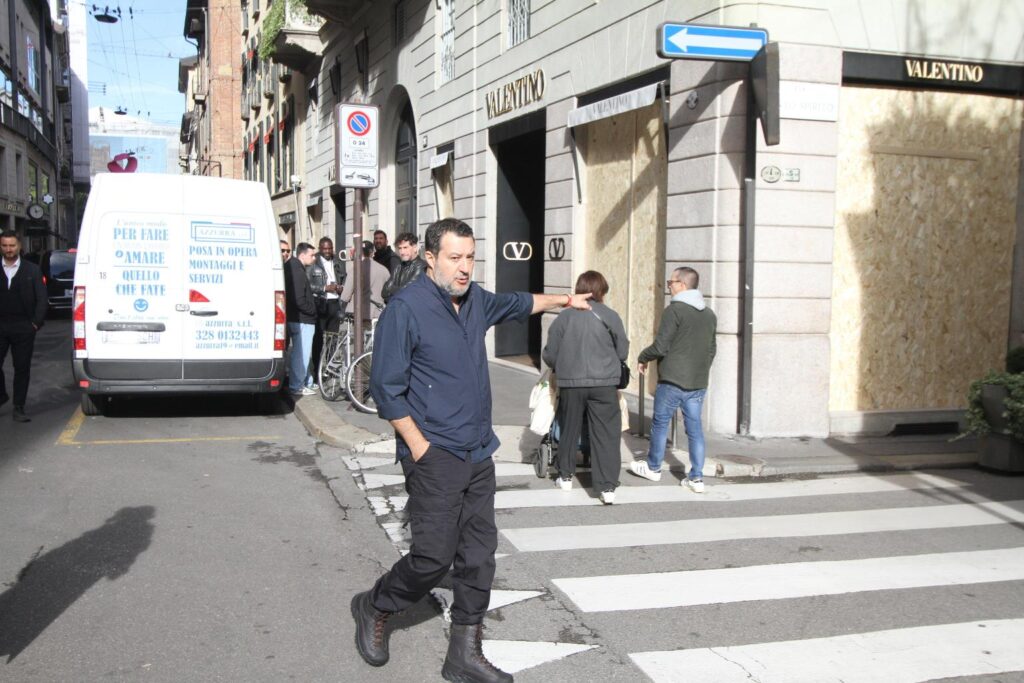 Salvini in centro a Milano incontra i commercianti e i parà