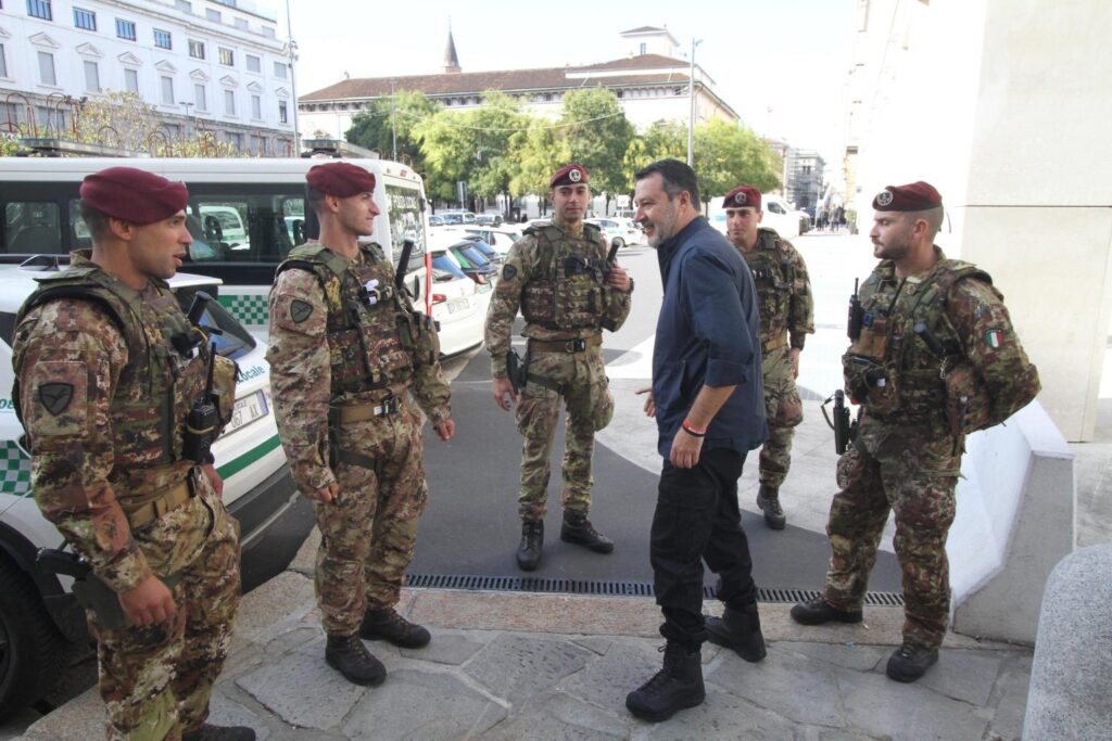 Salvini in centro a Milano incontra i commercianti e i parà