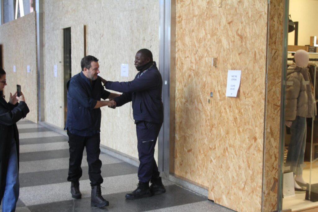 Salvini in centro a Milano incontra i commercianti e i parà