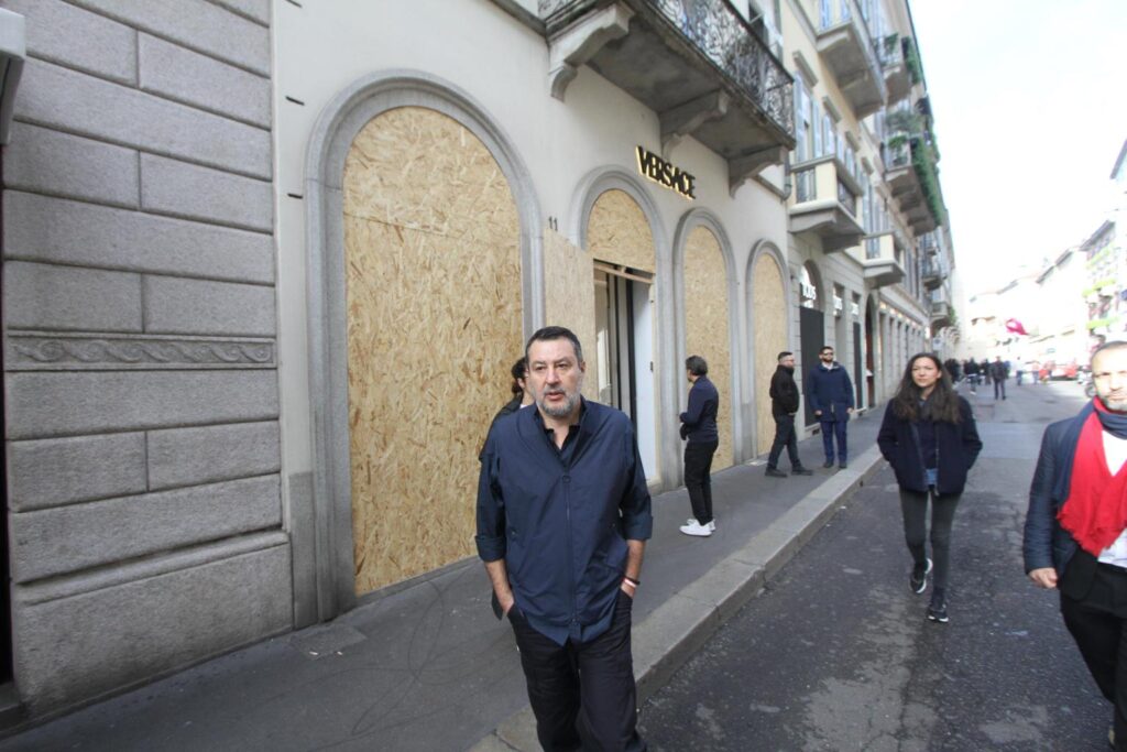 Salvini in centro a Milano incontra i commercianti e i parà