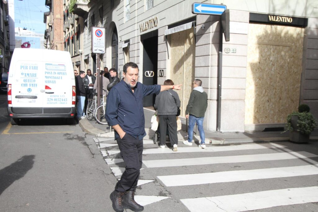 Salvini in centro a Milano incontra i commercianti e i parà