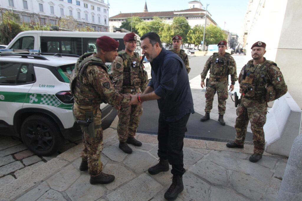 Salvini in centro a Milano incontra i commercianti e i parà