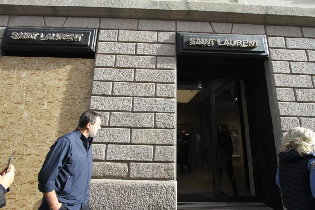 Salvini in centro a Milano incontra i commercianti e i parà