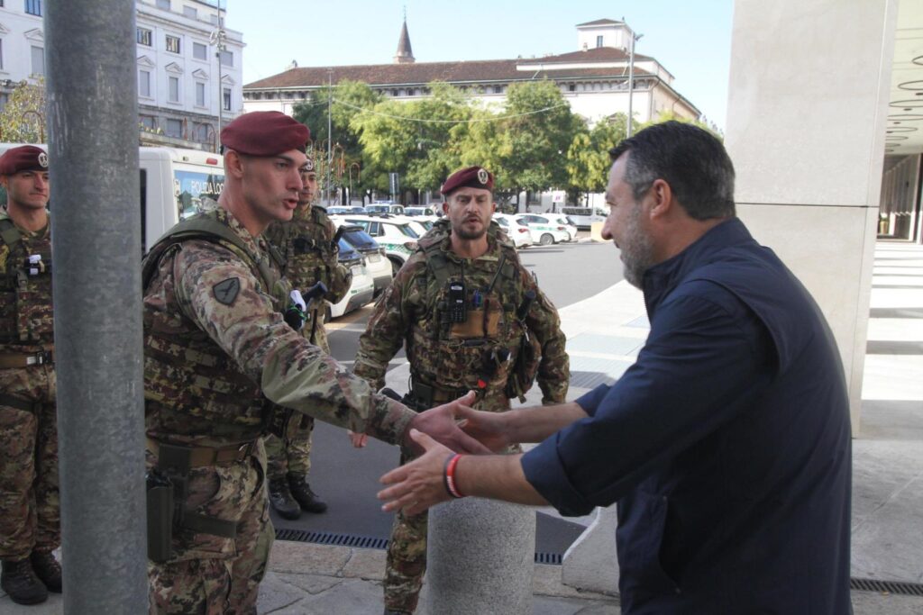 Salvini in centro a Milano incontra i commercianti e i parà