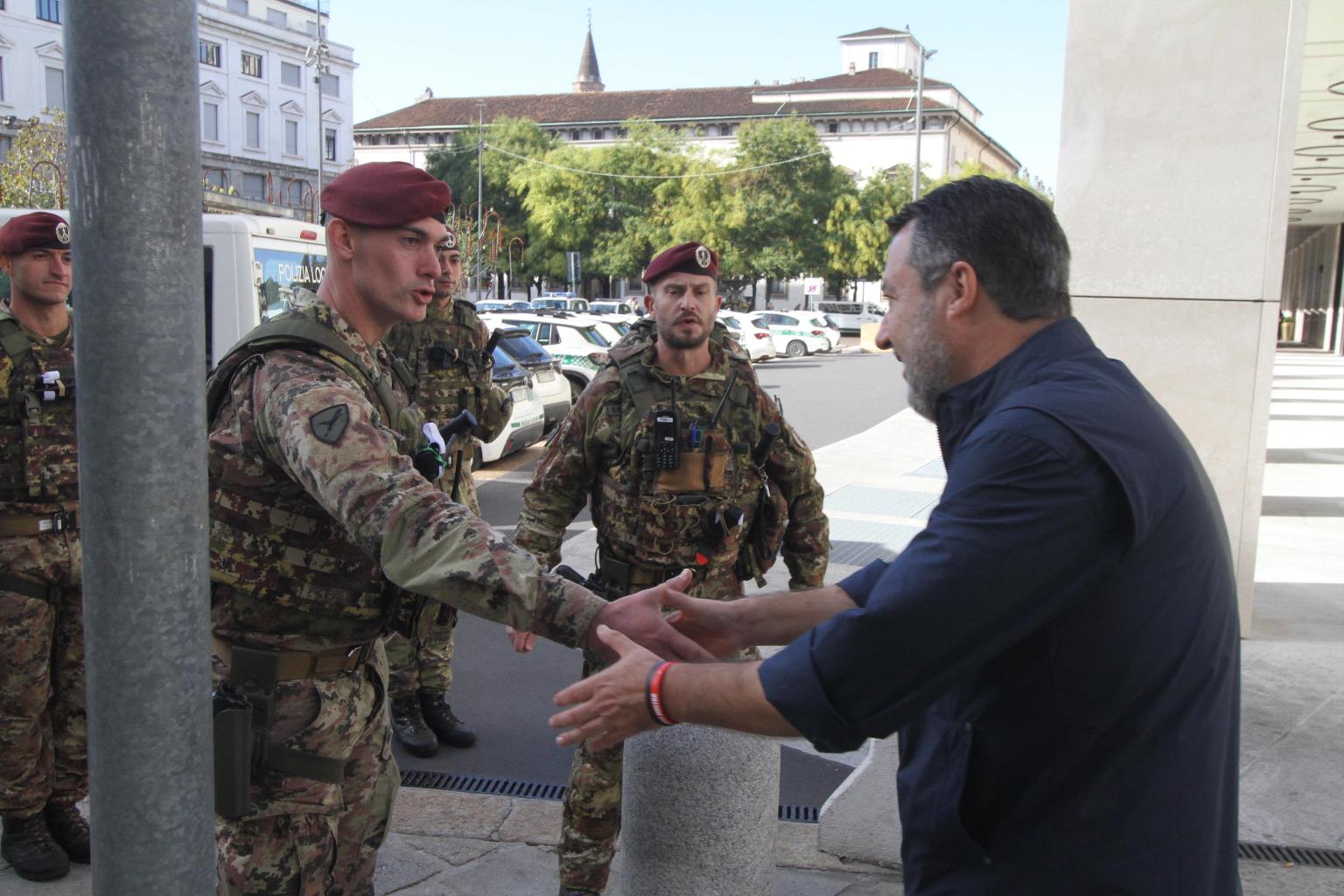 Milano blindata per i cortei, dispiegato l’Esercito a piazza Duomo: è la prima v