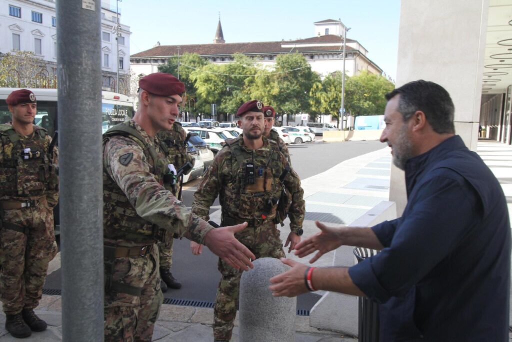 Salvini in centro a Milano incontra i commercianti e i parà