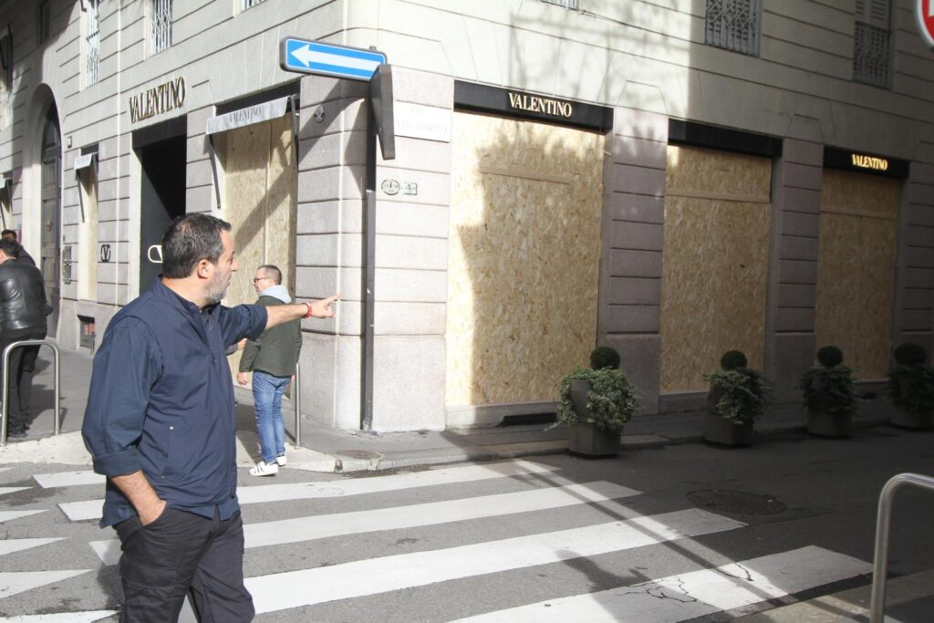 Salvini in centro a Milano incontra i commercianti e i parà