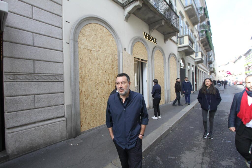 Salvini in centro a Milano incontra i commercianti e i parà